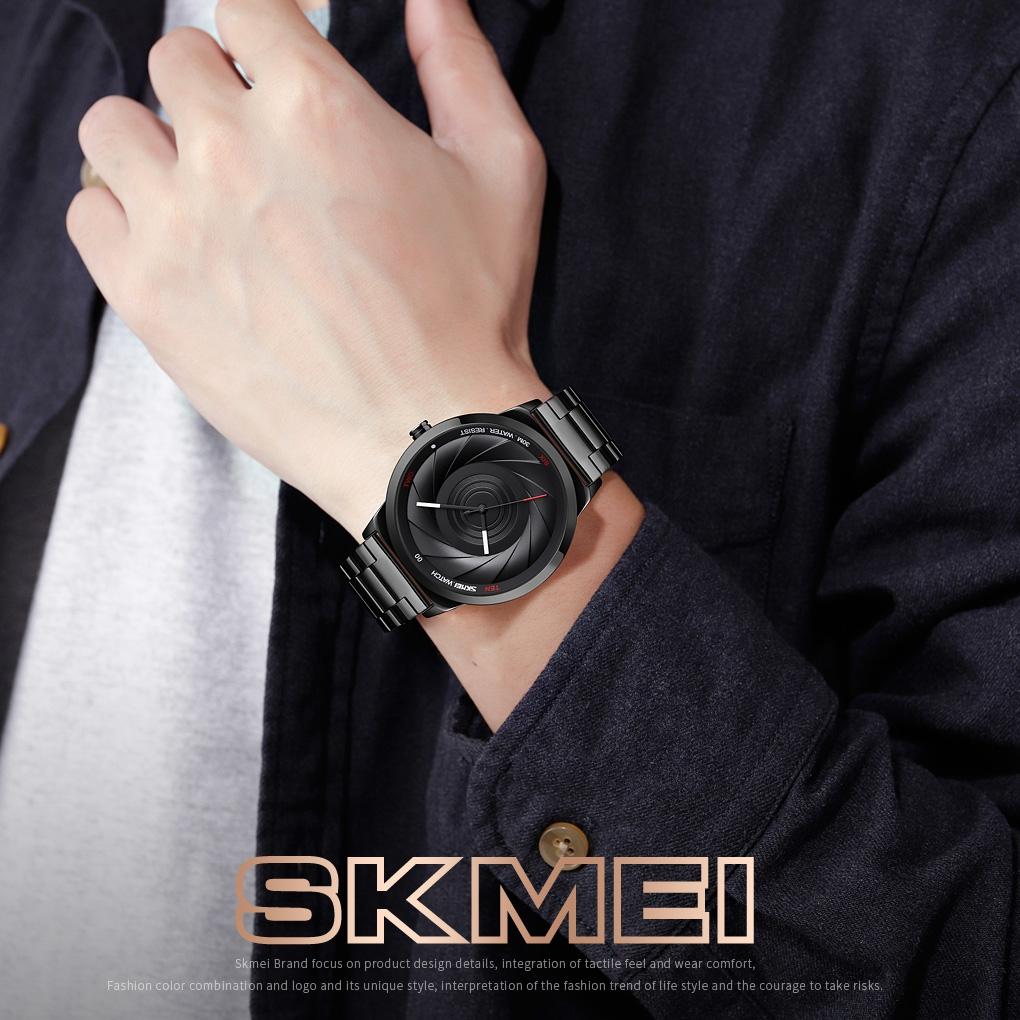 Stylish Waterproof Gold Quartz Watch for Men - Gold