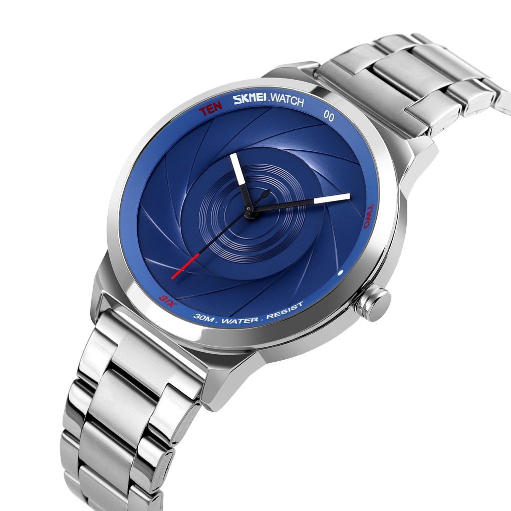 Stylish Waterproof Gold Quartz Watch for Men - Gold